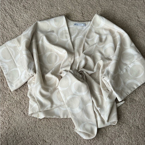 Ostra Brazil- Cream and Ivory Circle Print Shortsleeve Front Tie Blouse - Picture 3 of 7